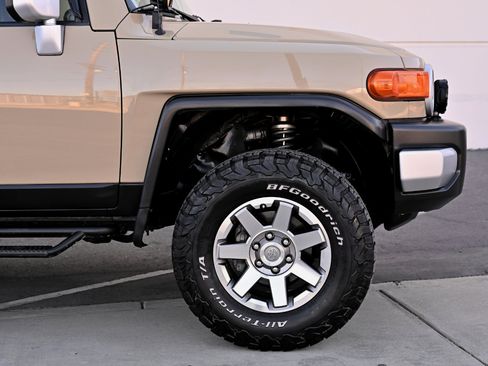 Used 2014 Toyota FJ Cruiser 4WD w/ Upgrade Package image 40