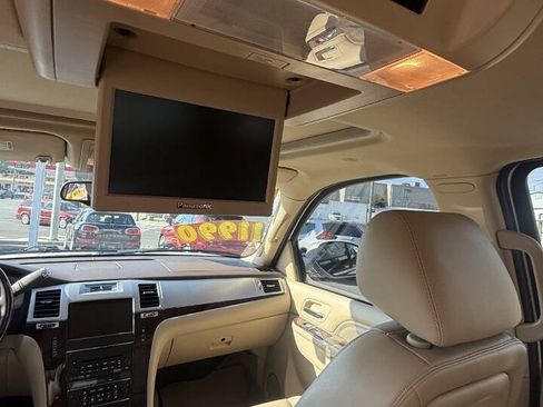 Used 2011 Cadillac Escalade Luxury AWD/4WD image 12
