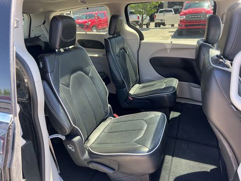 Used 2023 Chrysler Pacifica Limited FWD image 19