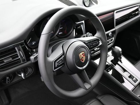 Certified 2025 Porsche Macan AWD/4WD image 17