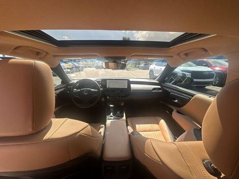 Used 2024 Lexus ES 300h Ultra Luxury w/ Accessory Package (Z2) FWD image 28