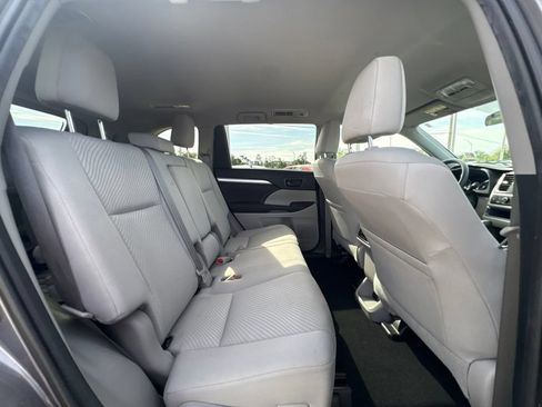 Used 2019 Toyota Highlander LE FWD image 22