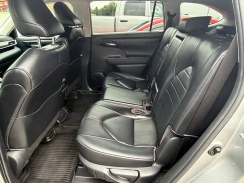 Used 2023 Toyota Highlander XLE AWD/4WD image 47