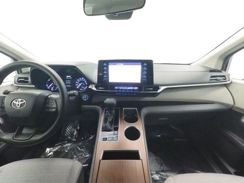 Certified 2023 Toyota Sienna LE image 27