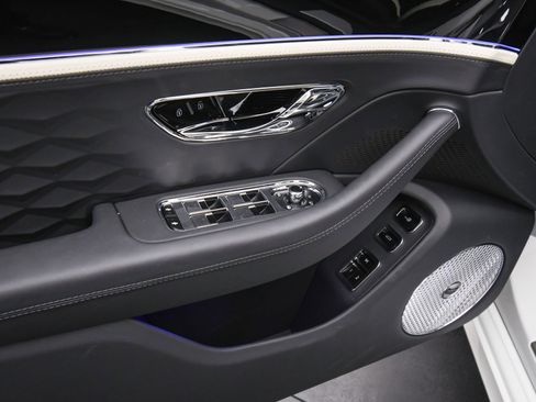 Used 2025 Bentley Flying Spur Plug-In Hybrid image 42