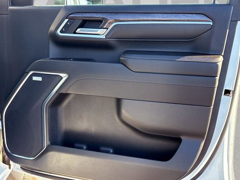 Used 2024 Chevrolet Silverado 2500 LTZ w/ LTZ Convenience Package image 11