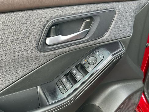 Used 2023 Nissan Rogue SV image 16