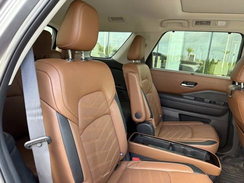 Used 2022 Nissan Pathfinder Platinum w/ Cargo Package AWD/4WD image 21