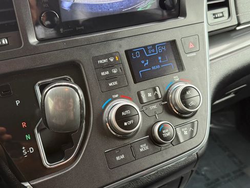 Used 2017 Toyota Sienna SE FWD image 39