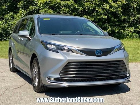 Used 2024 Toyota Sienna XLE AWD/4WD image 8