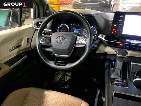 Certified 2022 Toyota Sienna Limited image 5