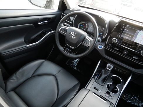Used 2021 Toyota Highlander XLE image 9