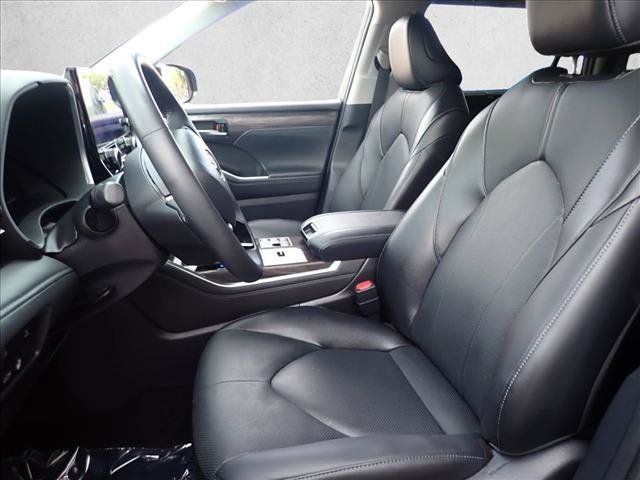 Certified 2026 Toyota Highlander Limited AWD/4WD image 12
