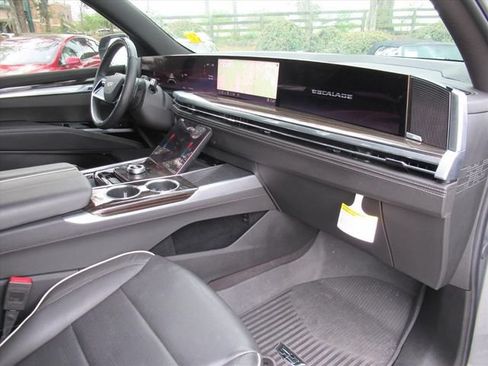 Certified 2025 Cadillac Escalade Premium Luxury w/ LPO, Radiant Package AWD/4WD image 11