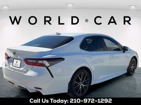 Used 2022 Toyota Camry SE FWD image 3