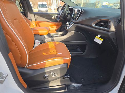 New 2026 Chrysler Pacifica Pinnacle image 7