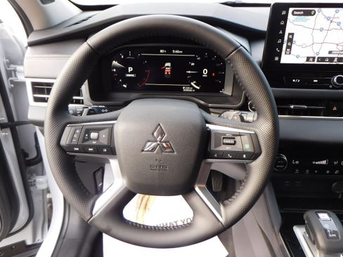 New 2025 Mitsubishi Outlander SE image 20