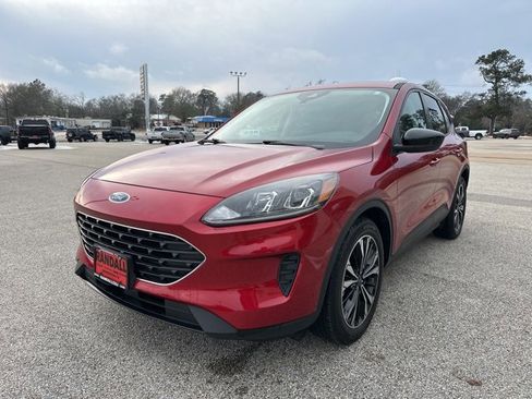 Used 2022 Ford Escape SE w/ SE Sport Appearance Package image 3