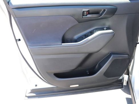 Used 2025 Toyota Highlander LE FWD image 10