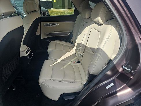 Used 2023 Genesis GV70 2.5T w/ Advanced Package image 32