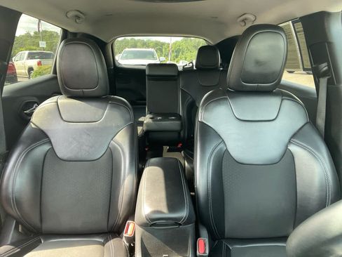 Used 2019 Jeep Cherokee Latitude Plus w/ Comfort/Convenience Group FWD image 32