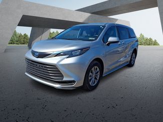 Used 2025 Toyota Sienna LE video 2