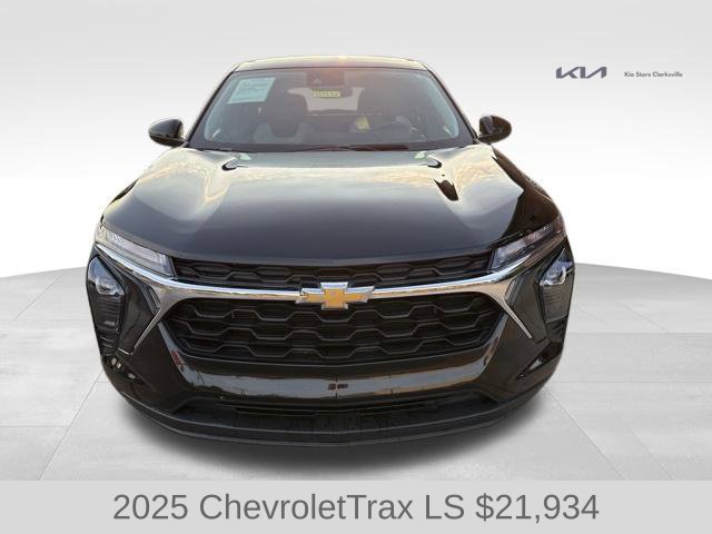 Used 2025 Chevrolet Trax LS w/ LS Convenience Package FWD image 3
