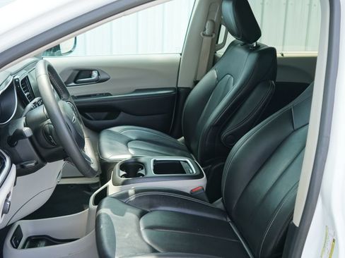 Used 2024 Chrysler Pacifica Touring-L FWD image 12