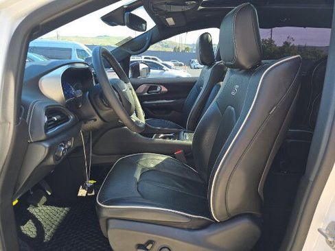 Used 2023 Chrysler Pacifica Limited w/ Uconnect Theater Family Group image 7