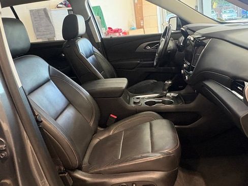 Used 2020 Chevrolet Traverse LT w/ LT Premium Package AWD/4WD image 16