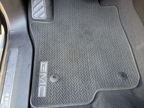 Used 2024 GMC Yukon Denali w/ Advanced Technology Package image 16