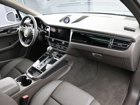 Certified 2022 Porsche Macan image 32