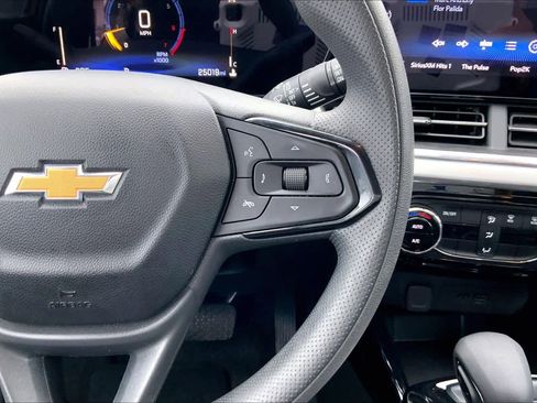 Used 2025 Chevrolet Trax LT image 23