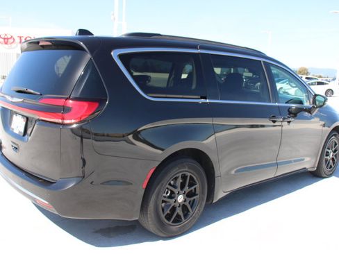 Used 2022 Chrysler Pacifica Touring-L image 3