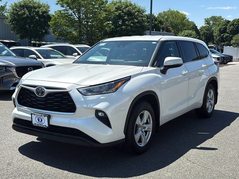Used 2020 Toyota Highlander LE AWD/4WD image 3