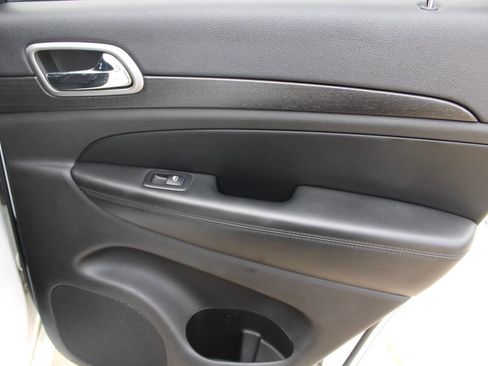 Used 2018 Jeep Grand Cherokee Altitude AWD/4WD image 9