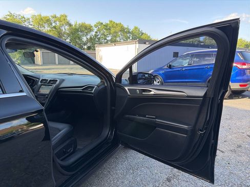 Used 2017 Ford Fusion SE w/ Equipment Group 201A FWD image 34