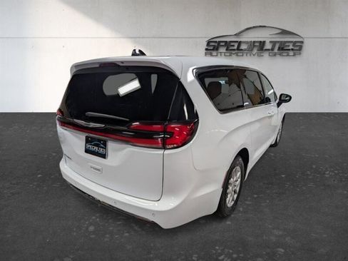 Used 2024 Chrysler Pacifica Touring-L FWD image 10