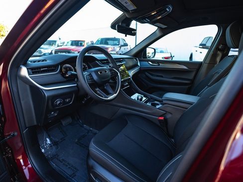 New 2025 Jeep Grand Cherokee 4WD image 17