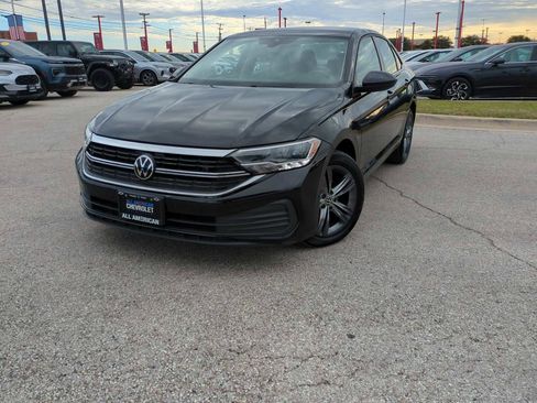 Used 2024 Volkswagen Jetta SE image 1