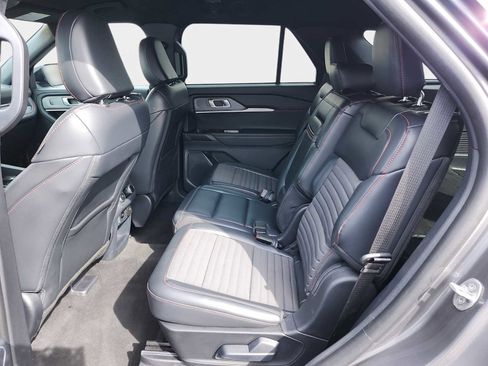 Used 2025 Ford Explorer ST-Line w/ ST-Line Street Pack AWD/4WD image 15