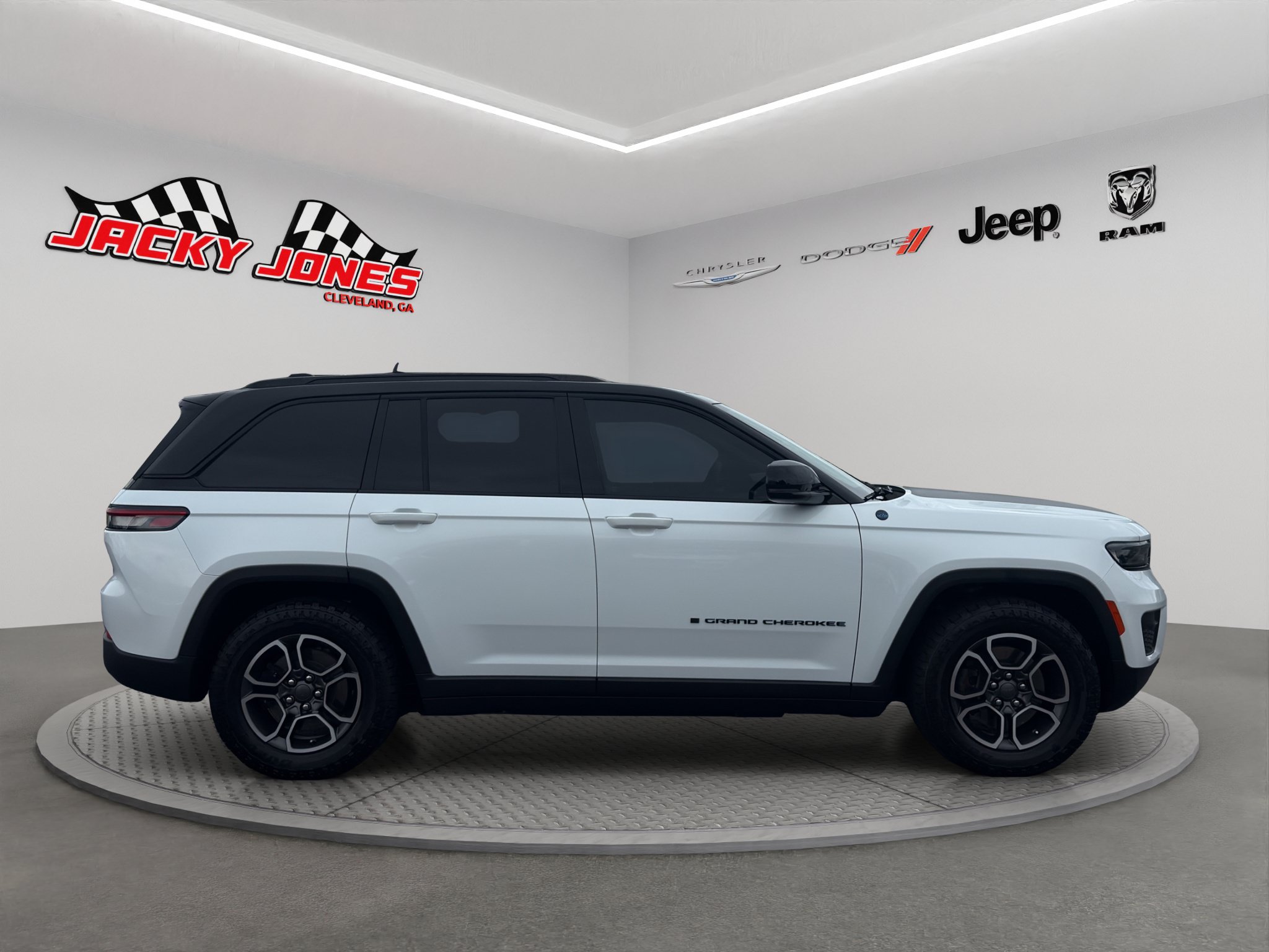 Used 2023 Jeep Grand Cherokee Trailhawk AWD/4WD image 12