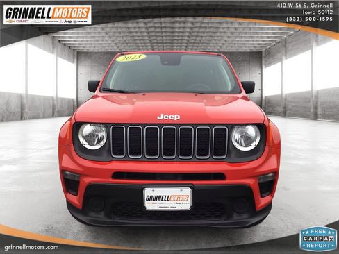 Used 2023 Jeep Renegade Latitude AWD/4WD image 2