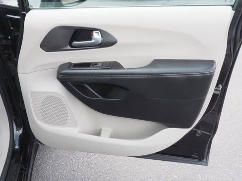 Used 2024 Chrysler Pacifica Touring-L image 22