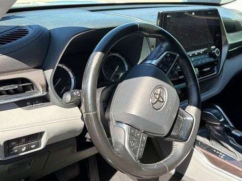 Used 2021 Toyota Highlander Limited image 10