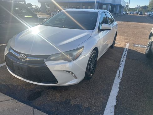 Used 2016 Toyota Camry LE image 6