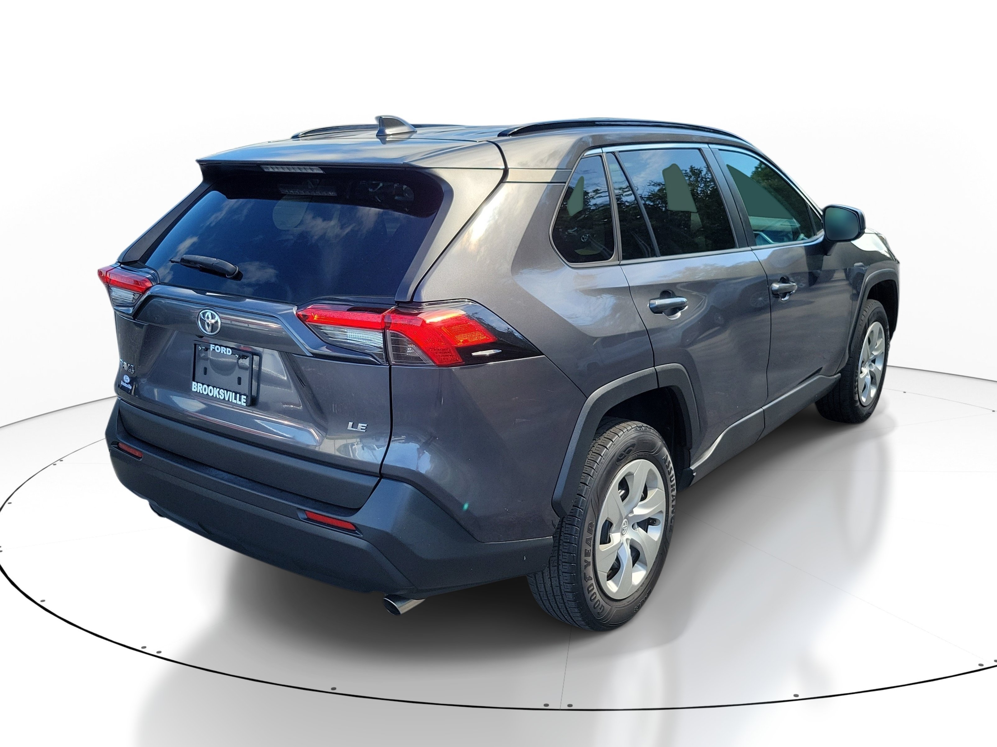 Used 2019 Toyota RAV4 LE FWD image 2