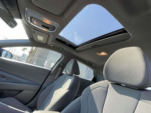 Used 2025 Hyundai Elantra SEL image 14