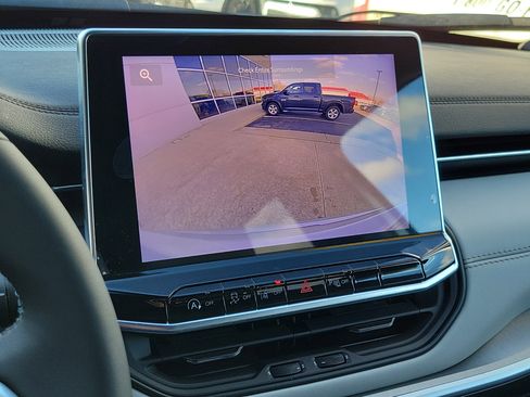 Used 2025 Jeep Compass Limited image 14