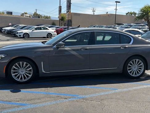 Used 2022 BMW 740i w/ Premium Package RWD image 4